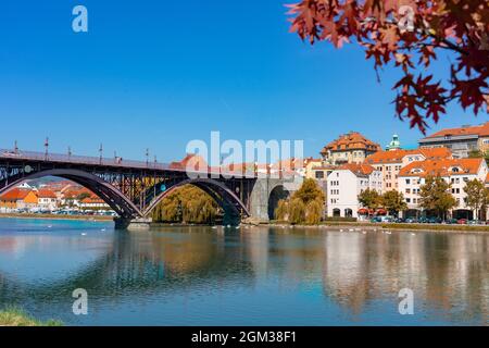 Glavni vieux la plupart à Maribor avec une belle vue de la vieille ville fin prêté district automne photo . Banque D'Images