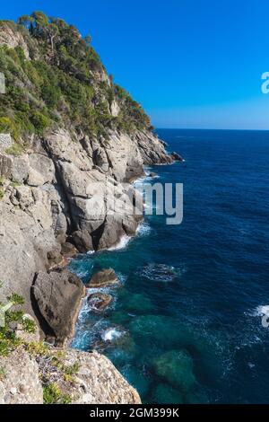Côtes et falaises rocheuses avec des vagues qui s'écrasant. Méditerranée Mer Ligurienne, Italie. Paysage naturel. Banque D'Images