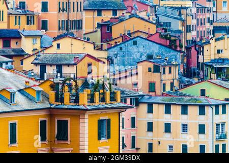 Maisons colorées. Arrière-plan complet avec bâtiments multicolores. Camogli, Italie. Banque D'Images