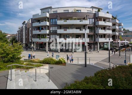 Allemagne, Mettmann, Bergisches Land, Niederbergisches Land, Niederberg, Rhénanie-du-Nord-Westphalie, NRW, Koenigshof Karree dans la rue am Koenigshof, complexe architectural, bâtiments résidentiels et maisons d'affaires, place, personnes Banque D'Images