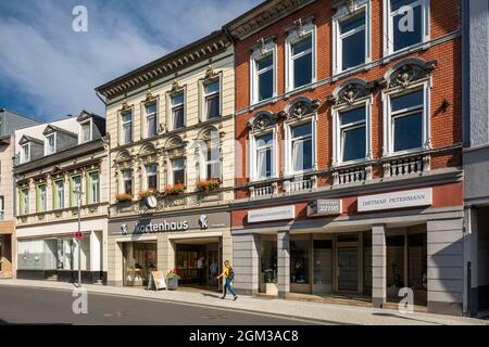 Allemagne, Mettmann, Bergisches Land, Niederbergisches Land, Niederberg, Rhénanie-du-Nord-Westphalie, NRW, bâtiments résidentiels et maisons d'affaires dans le style Gruenderzeit dans la rue Johannes Flintrop, maisons multi-familiales, ornements en stuc Banque D'Images