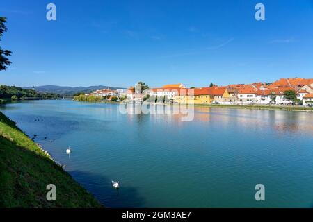 Rivière Drava à Maribor avec quartier prêté et Zuppija Maribor - SV. Église de Jozef . Banque D'Images