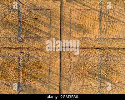 Terrains de Beach volley dans le parc urbain public. Vue de dessus en bas du Drone aérien abstrait. Banque D'Images