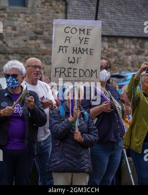 Parlement écossais, Édimbourg, Écosse, Royaume-Uni, 16 septembre 2021 : une grande foule se réunit devant le Parlement écossais pour protester contre la décision du Conseil d'administration du Parlement de criminaliser les protestations devant le Parlement écossais. Cela signifie en fait qu'être en dehors du Parlement écossais sans autorité légale devient une infraction passible d'une peine d'emprisonnement pouvant aller jusqu'à un an ou d'une amende de 5000 livres sterling. Crédit : stable Air Media/Alamy Live News Banque D'Images