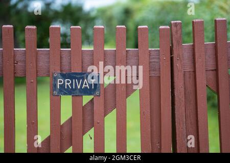 Panneau privé sur la clôture en bois en Autriche, terrain privé - pas d'intrusion, gros plan Banque D'Images