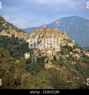 Village perché d'Apricale dans les montagnes, Apricale, province d'Imperia, Ligurie, Italie, Europe Banque D'Images