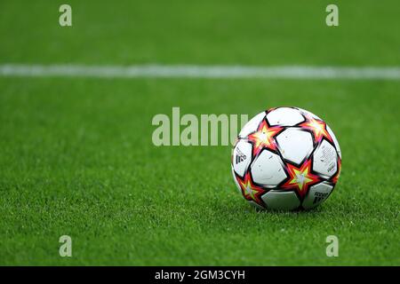 Le ballon officiel de la Ligue des champions de l'UEFA Adidas lors du match du groupe D de la Ligue des champions de l'UEFA entre le FC Internazionale et le Real Madrid FC . Banque D'Images