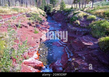 Vue sur le Red Rock Canyon dans le parc national des Lacs-Waterton depuis le pont traversant la rivière au Montana Banque D'Images