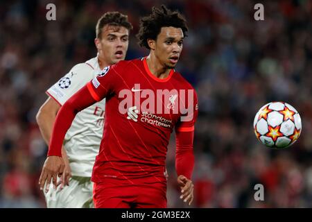 Anfield, Liverpool, Angleterre, 15 septembre 2021, Trent Alexander-Arnold (Liverpool FC) gêné par Daniel Maldini (AC Milan) pendant le Groupe B - Liverp Banque D'Images