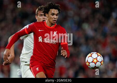 Anfield, Liverpool, Angleterre, 15 septembre 2021, Trent Alexander-Arnold (Liverpool FC) gêné par Daniel Maldini (AC Milan) pendant le Groupe B - Liverp Banque D'Images