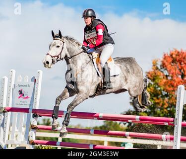 Photos de compétitions équestres, y compris le cavalier de chasseur et le cheval de fond cavaliers Banque D'Images