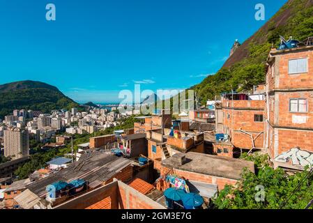 Maisons de Santa Marta Favela à Rio de Janeiro, avec la montagne Corcovado derrière Banque D'Images