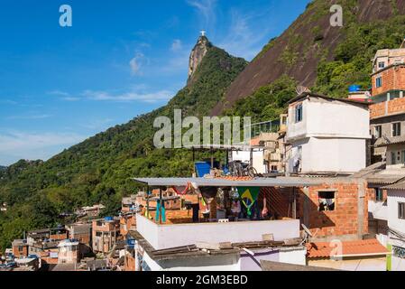 Maisons de Santa Marta Favela à Rio de Janeiro, avec la montagne Corcovado derrière Banque D'Images