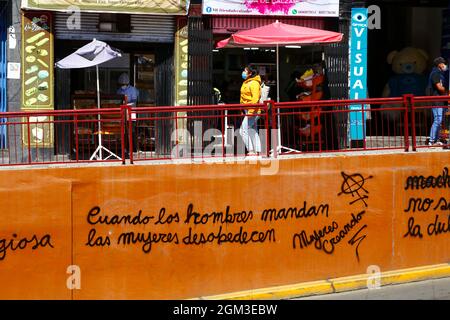 Le graffiti féministe "quand les hommes Command femmes désobéissent" par le groupe féministe Mujeres Creando pulvérisé sur le mur peint orange, AV 6 de Agosto, la Paz, Bolivie Banque D'Images