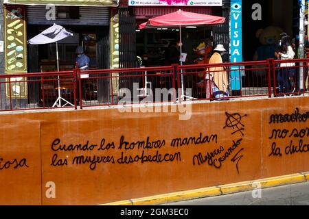 Le graffiti féministe "quand les hommes Command femmes désobéissent" par le groupe féministe Mujeres Creando pulvérisé sur le mur peint orange, AV 6 de Agosto, la Paz, Bolivie Banque D'Images