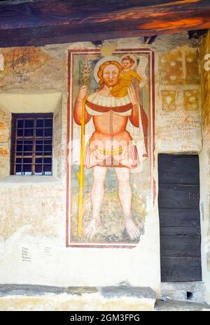 San Cristoforo (Christopher), parmi les plus anciennes fresques de l'église romane San Bernardo, Monte Carasso, canton du Tessin, Suisse. Banque D'Images