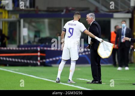 Karim Benzema du Real Madrid CF et Carlo Ancelotti, entraîneur en chef du Real Madrid CF , lors du match du groupe D de la Ligue des champions de l'UEFA entre le FC Internazionale et le Real Madrid FC. Banque D'Images