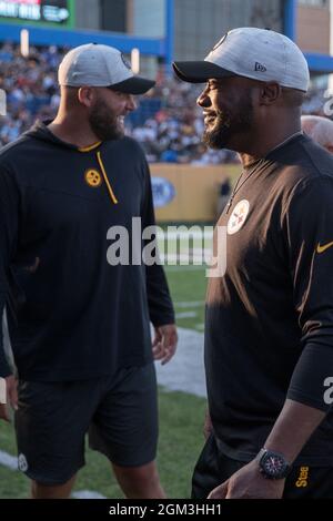 Ben Roethlisberger, le quarterback des Steelers de Pittsburgh, et Mike Tomlin, entraîneur-chef, lors de la période d'échauffement avant le match du Pro football Hall of Fame de Tom Benso Banque D'Images