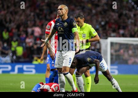 Madrid, Espagne. 15 septembre 2021. Kepler Laveran Lima Ferreira aÂ&#x80;Â&#x9c;PepeaÂ&#x80;Â&#x9d; de Porto protestation lors de la Ligue des champions de l'UEFA, Groupe B, match de football joué entre l'Atlético de Madrid et le FC Porto au stade Wanda Metropolitano le 15 septembre 2021, à Madrid, Espagne crédit: Agence de photo indépendante/Alay Live News Banque D'Images