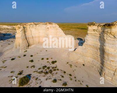 Monument Rocks National Natural Landmark, une zone de formations de craie érodées sur les grandes Plaines, près de Scott City, Kansas, États-Unis, pendant un bel été Banque D'Images