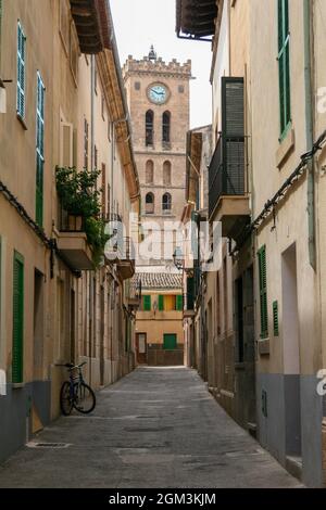 Plan vertical d'une ruelle étroite menant à un clocher autonome Banque D'Images