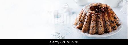 Gâteau traditionnel aux fruits de Noël, pudding sur une assiette blanche. Vue de dessus. Copier l'espace. Banque D'Images