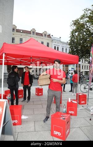 SPD Bundeslags-Kandidat Hartmut Prausen-Kosubek BEI der Wahlkampfveranstaltung 'Pizza & Politik' auf dem Marienplatz. Görlitz, 16.09.2021 Banque D'Images