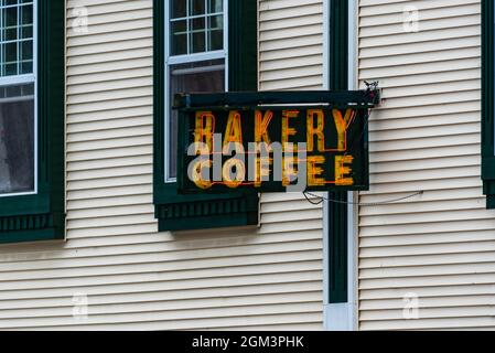 Mackinaw City, Michigan, États-Unis - 15 juillet 2021 : un panneau au néon pour une boulangerie et un café Banque D'Images