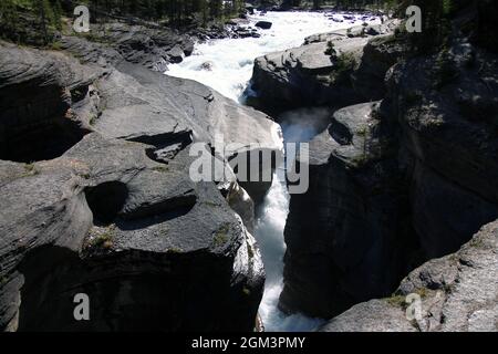 Cascades mousseuse de la rivière à travers le canyon Mistaya dans le parc national Banff au Canada Banque D'Images