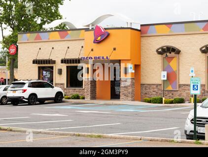 North Babylone, New York, États-Unis - 18 août 2021 : vue sur un restaurant de restauration rapide Taco Bell indépendant avec voitures garées dans le parking. Banque D'Images