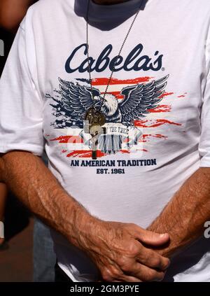 Un homme porte un T-shirt Cabela et Crucifix à Santa Fe, Nouveau-Mexique. La chaîne américaine de bonnes boutiques de sport est basée à Sidney, Nebraska. Banque D'Images