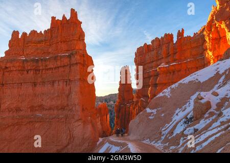 Les touristes qui font de la randonnée sur la piste mènent au Bryce Canyon à Sunset point dans le parc national de Bryce Canyon, Utah, États-Unis. Banque D'Images