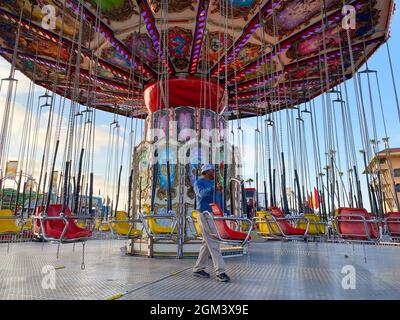 Promenade à vagues dans le ciel bleu à Del Mar, foire du comté de San Diego, États-Unis, 13 juillet 2021 Banque D'Images