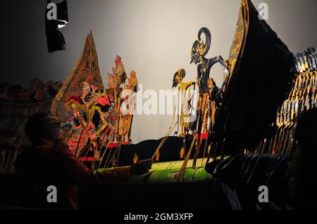 Spectacle de marionnettes à ombre javanaise ou wayang kulis. Les marionnettes à ombre sont habituellement mises en scène de nuit à tôt le matin et sont libres de regarder par le public. Banque D'Images