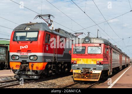 Tula, Russie – 12 septembre 2021. Les chemins de fer russes s'arrêtent à une gare. Banque D'Images