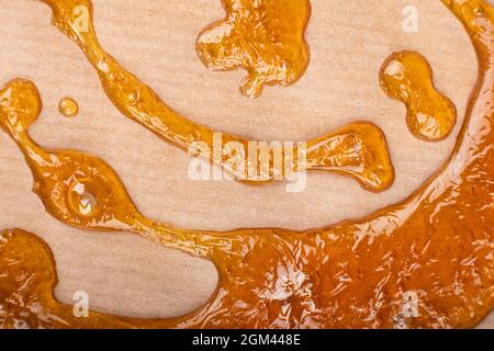 piace or dab concentré de cire de cannabis plat sur fond jaune, résine de marijuana. Banque D'Images