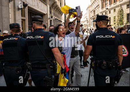 Madrid, Espagne. 16 septembre 2021. Des policiers ont bloqué les manifestants colombiens lors d'une manifestation contre la visite du président colombien Ivan Duque à la Foire du livre de Madrid 2021. Credit: Marcos del Mazo/Alay Live News Banque D'Images