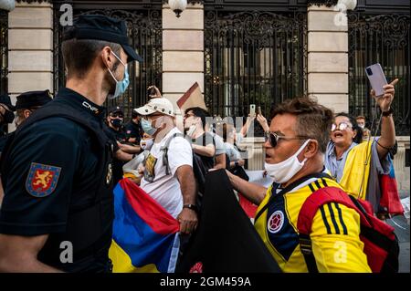 Madrid, Espagne. 16 septembre 2021. Des policiers ont bloqué les manifestants colombiens lors d'une manifestation contre la visite du président colombien Ivan Duque à la Foire du livre de Madrid 2021. Credit: Marcos del Mazo/Alay Live News Banque D'Images