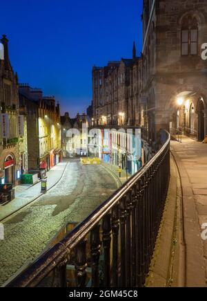 Victoria Street menant au Grassmarket dans le centre-ville d'Edimbourg, en Écosse, au Royaume-Uni Banque D'Images