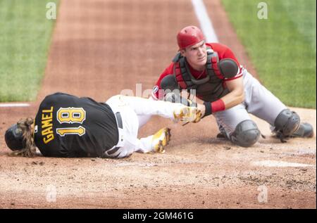 Pittsburgh, États-Unis. 16 septembre 2021. Le fieleur de gauche de Pittsburgh Pirates Ben Gamel (18) est à la maison comme le Catcher de Cincinnati Reds Tyler Stephenson (37) fait le tag dans le deuxième repas contre les pirates de Pittsburgh au parc PNC le jeudi 16 septembre 2021 à Pittsburgh. Photo par Archie Carpenter/UPI crédit: UPI/Alay Live News Banque D'Images