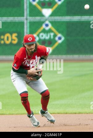 Pittsburgh, États-Unis. 16 septembre 2021. Cincinnati Reds troisième baseman Jonathan India (6) mésavende le coup des pirates de Pittsburgh a laissé Bryan Reynolds dans le premier repas contre les pirates de Pittsburgh au parc PNC le jeudi 16 septembre 2021 à Pittsburgh. Photo par Archie Carpenter/UPI crédit: UPI/Alay Live News Banque D'Images