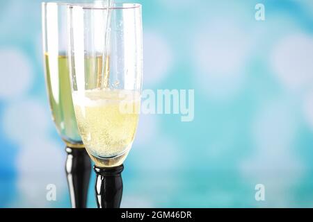 Arrière-plan avec de grands verres pour les vins mousseux. Spray champagne dans des verres en verre. Boisson de fête avec réflexion. Banque D'Images