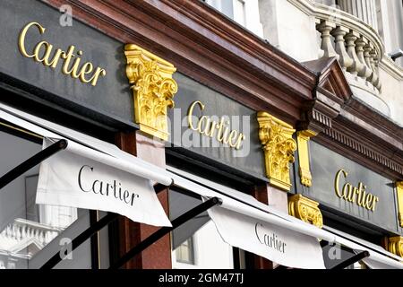 Londres, Angleterre - août 2021 : vue extérieure avant du magasin Cartier sur New Bond Street Banque D'Images