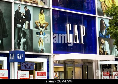 Londres, Angleterre - août 2021 : vue extérieure avant d'une succursale du magasin de vêtements Gap sur Oxford Street à Londres Banque D'Images