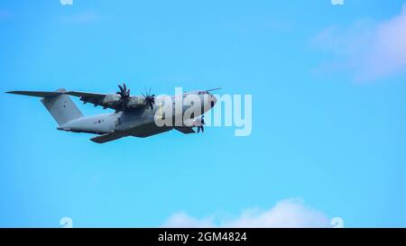 ZM401 RAF Royal Air Force Airbus A400M Atlas avion de cargaison militaire sur un parachute de cargaison de chute au-dessus de Wiltshire Royaume-Uni Banque D'Images