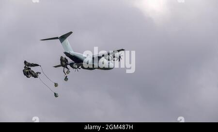 RAF Airbus A400M Atlas sur une passe de bas niveau chute des fournitures de palettes par parachute lors d'un exercice militaire Banque D'Images