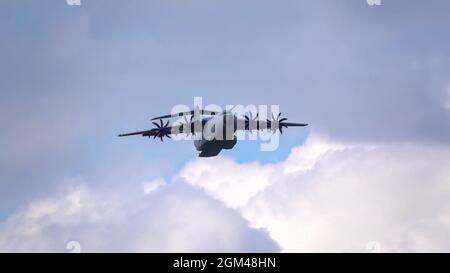 ZM401 RAF Royal Air Force Airbus A400M Atlas avion de cargaison militaire sur un parachute de cargaison de chute au-dessus de Wiltshire Royaume-Uni Banque D'Images