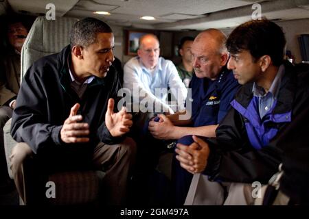 Le président Barack Obama s'entretient avec le commandant de la Garde côtière américaine, l'amiral Thad Allen, qui sert de commandant national des incidents, et avec Louisiana Gov. Bobby Jindal, à bord de Marine One, tandis qu'ils volent le long de la côte de Venise à la Nouvelle-Orléans, en Louisiane, le 2 mai 2010. John Brennan est l'assistant du Président pour la sécurité intérieure et la lutte contre le terrorisme. (Photo officielle de la Maison Blanche par Pete Souza) cette photo officielle de la Maison Blanche est disponible uniquement pour publication par les organismes de presse et/ou pour impression personnelle par le(s) sujet(s) de la photo. La photographie Banque D'Images