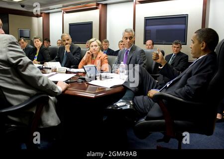 Le président Barack Obama assiste à un exposé sur la menace terroriste dans la salle de la situation de la Maison Blanche, le 4 mai 2010. De gauche à droite, le général James Jones, conseiller à la sécurité nationale, le directeur de la CIA Leon Panetta, la secrétaire à la sécurité intérieure Janet Napolitano, le procureur général Eric Holder, la secrétaire d'État Hillary Clinton et le chef de cabinet Rahm Emanuel. (Photo officielle de la Maison Blanche par Pete Souza) cette photo officielle de la Maison Blanche est disponible uniquement pour publication par les organismes de presse et/ou pour impression personnelle par le(s) sujet(s) de la photo. La photographie ne peut pas être manipulée Banque D'Images