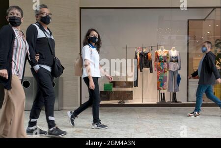 Des gens portant des masques dans un centre commercial pendant la pandémie de Covid-19 Banque D'Images